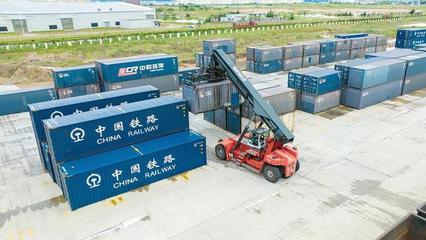 西部陸海新通道班列運輸貨物量增長超10%，工程機械租賃市場迎新機遇